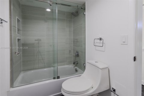 Снять в аренду таунхаус в Норт-Майами-Бич, Флорида 2 спальни, 174.66м2, № 2001068 - фото 19