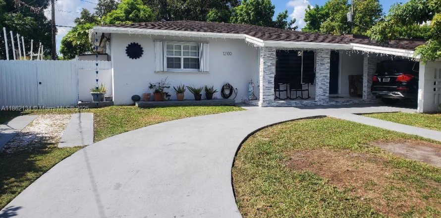 House in Miami, Florida 3 bedrooms, 147.44 sq.m. № 1891143