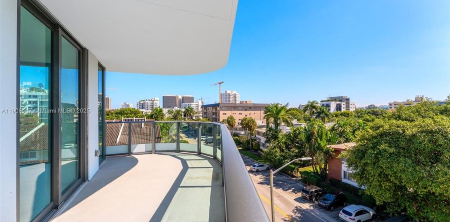 Кондоминиум с 2 спальнями в Бей-Харбор-Айлендс, Флорида № 1965163