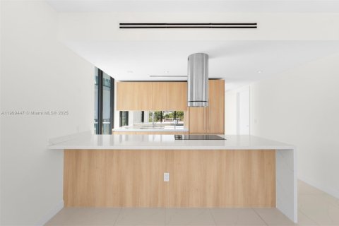 Купить кондоминиум в Бей-Харбор-Айлендс, Флорида 2 спальни, 126.9м2, № 1965163 - фото 3