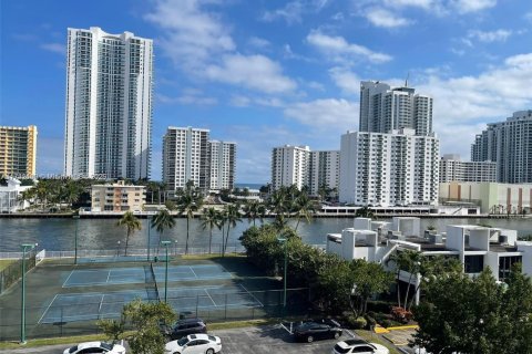 Copropriété à vendre à Hallandale Beach, Floride: 1 chambre, 85.01 m2 № 2013777 - photo 1