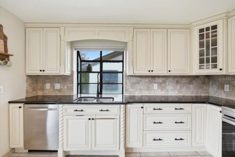 Condo in Safety Harbor, Florida, 2 bedrooms  № 2342578 - photo 13