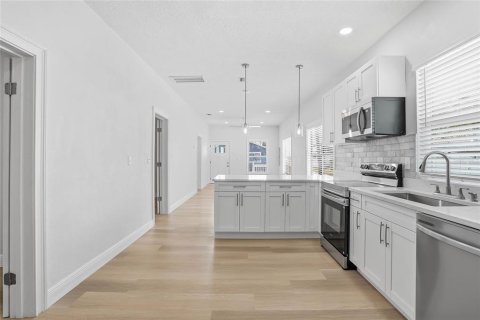 House in Tampa, Florida 3 bedrooms, 117.06 sq.m. № 2096842 - photo 4