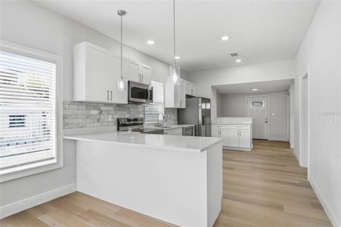 House in Tampa, Florida 3 bedrooms, 117.06 sq.m. № 2096842 - photo 11