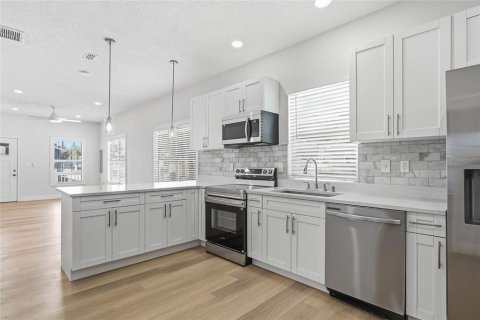 House in Tampa, Florida 3 bedrooms, 117.06 sq.m. № 2096842 - photo 14