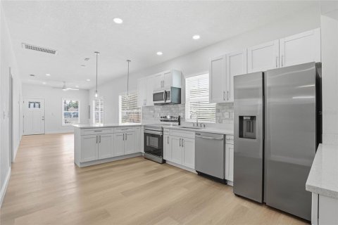 House in Tampa, Florida 3 bedrooms, 117.06 sq.m. № 2096842 - photo 13