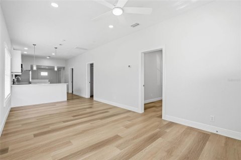 House in Tampa, Florida 3 bedrooms, 117.06 sq.m. № 2096842 - photo 7