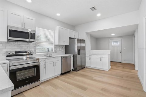 House in Tampa, Florida 3 bedrooms, 117.06 sq.m. № 2096842 - photo 12