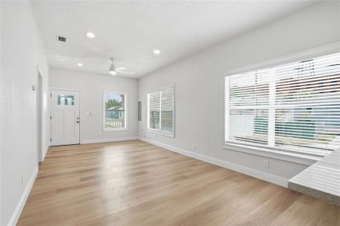 House in Tampa, Florida 3 bedrooms, 117.06 sq.m. № 2096842 - photo 10