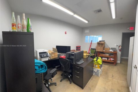 Купить коммерческую недвижимость в Майами, Флорида № 1963742 - фото 26