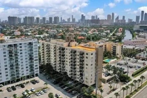 Condominio en alquiler en North Miami Beach, Florida, 1 dormitorio, 73.58 m2 № 2033366 - foto 2