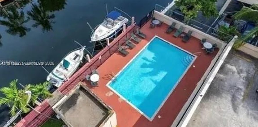 Condominio en North Miami Beach, Florida, 1 dormitorio  № 2033366