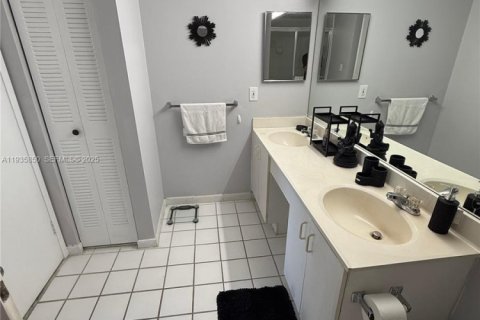 Condominio en venta en Aventura, Florida, 2 dormitorios, 98.66 m2 № 1993960 - foto 17