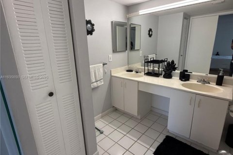 Condominio en venta en Aventura, Florida, 2 dormitorios, 98.66 m2 № 1993960 - foto 8