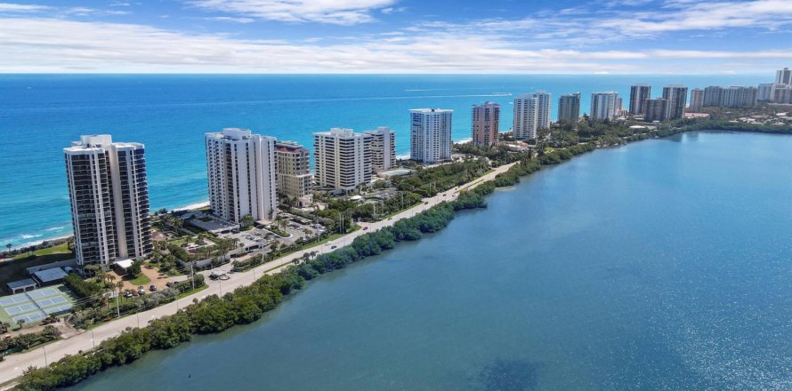 Condo in Riviera Beach, Florida, 2 bedrooms № 830472