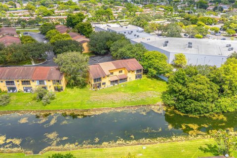 Touwnhouse à vendre à Sunrise, Floride: 3 chambres, 142.23 m2 № 2375895 - photo 2