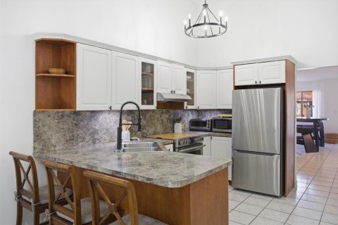 House in Hialeah, Florida 3 bedrooms, 118.36 sq.m. № 2190852 - photo 7