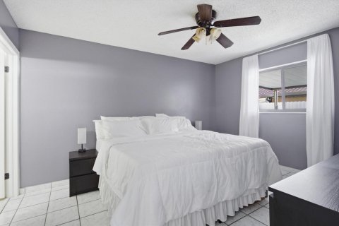 House in Hialeah, Florida 3 bedrooms, 118.36 sq.m. № 2190852 - photo 13