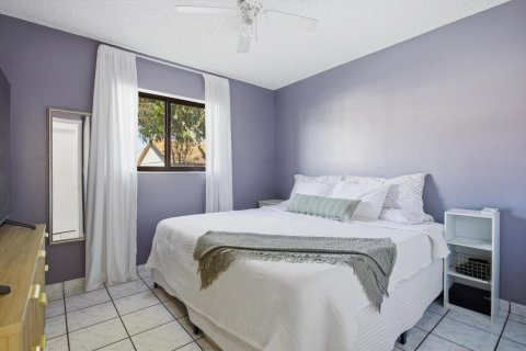 House in Hialeah, Florida 3 bedrooms, 118.36 sq.m. № 2190852 - photo 16