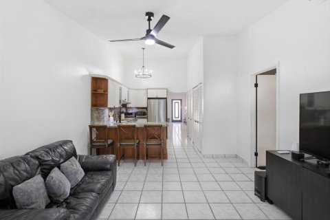 House in Hialeah, Florida 3 bedrooms, 118.36 sq.m. № 2190852 - photo 10