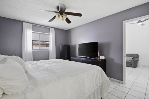 House in Hialeah, Florida 3 bedrooms, 118.36 sq.m. № 2190852 - photo 14