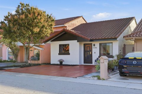 House in Hialeah, Florida 3 bedrooms, 118.36 sq.m. № 2190852 - photo 2