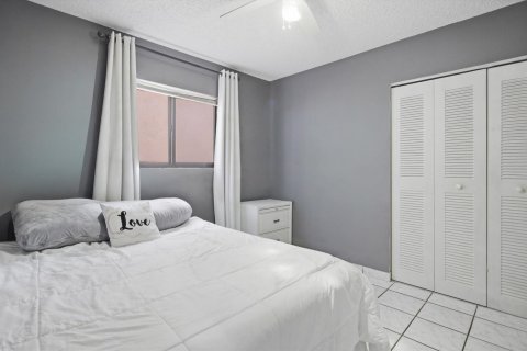 House in Hialeah, Florida 3 bedrooms, 118.36 sq.m. № 2190852 - photo 17