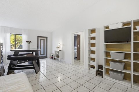 House in Hialeah, Florida 3 bedrooms, 118.36 sq.m. № 2190852 - photo 6
