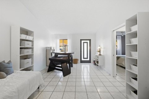 House in Hialeah, Florida 3 bedrooms, 118.36 sq.m. № 2190852 - photo 5