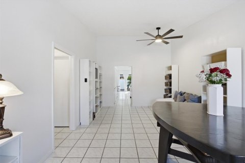 House in Hialeah, Florida 3 bedrooms, 118.36 sq.m. № 2190852 - photo 4
