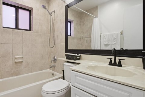 House in Hialeah, Florida 3 bedrooms, 118.36 sq.m. № 2190852 - photo 18