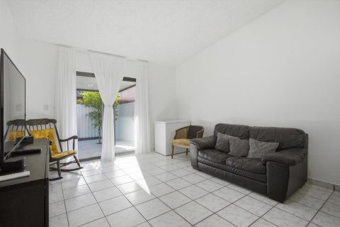 House in Hialeah, Florida 3 bedrooms, 118.36 sq.m. № 2190852 - photo 12