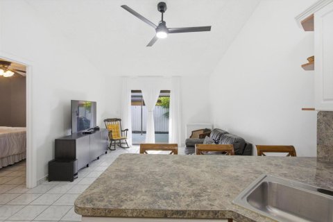 House in Hialeah, Florida 3 bedrooms, 118.36 sq.m. № 2190852 - photo 11