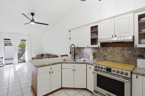 House in Hialeah, Florida 3 bedrooms, 118.36 sq.m. № 2190852 - photo 8