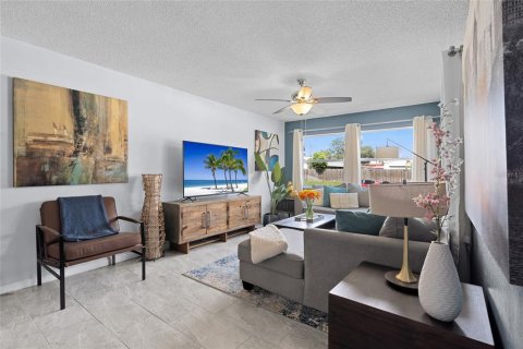 Casa en venta en Saint Petersburg, Florida, 3 dormitorios, 132.85 m2 № 1873021 - foto 4