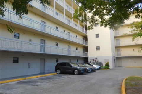 Copropriété à louer à Doral, Floride: 2 chambres, 96.25 m2 № 1966275 - photo 2