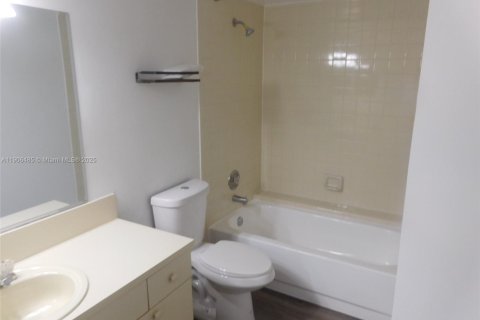 Copropriété à louer à Doral, Floride: 2 chambres, 96.25 m2 № 1966275 - photo 12