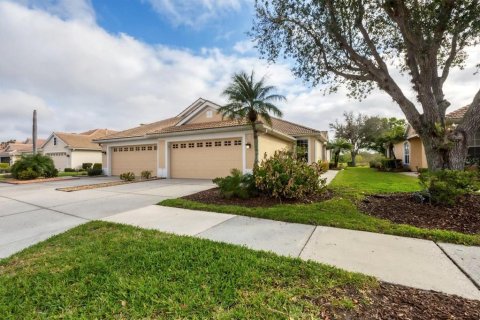 House in North Port, Florida 2 bedrooms, 142.23 sq.m. № 1565848 - photo 2