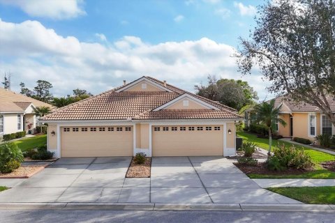 House in North Port, Florida 2 bedrooms, 142.23 sq.m. № 1565848 - photo 1