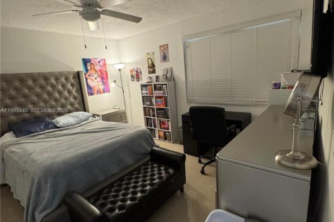 Condo in Hialeah, Florida, 2 bedrooms № 2057221 - photo 12