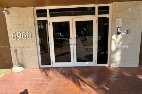 Condo in Hialeah, Florida, 2 bedrooms № 2057221 - photo 2