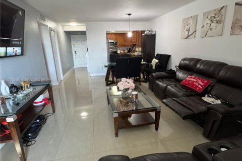 Condo in Hialeah, Florida, 2 bedrooms № 2057221 - photo 6