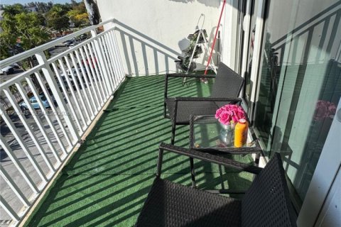 Condo in Hialeah, Florida, 2 bedrooms № 2057221 - photo 23