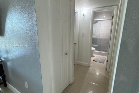 Condo in Hialeah, Florida, 2 bedrooms № 2057221 - photo 19