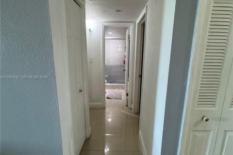 Condo in Hialeah, Florida, 2 bedrooms № 2057221 - photo 17
