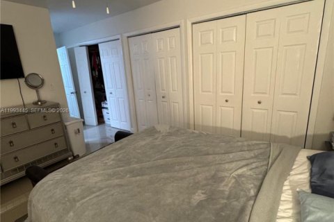 Condo in Hialeah, Florida, 2 bedrooms № 2057221 - photo 10