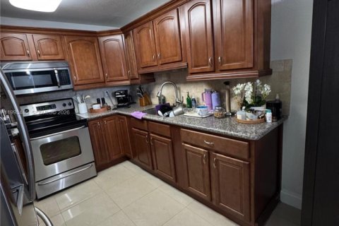 Condo in Hialeah, Florida, 2 bedrooms № 2057221 - photo 7