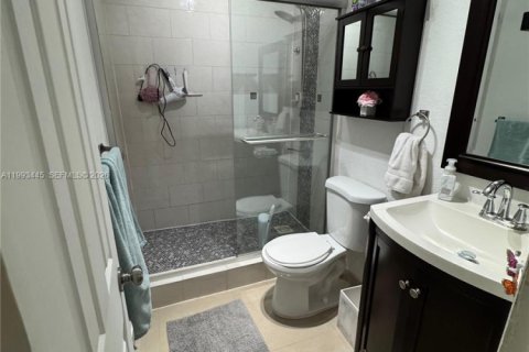 Condo in Hialeah, Florida, 2 bedrooms № 2057221 - photo 22