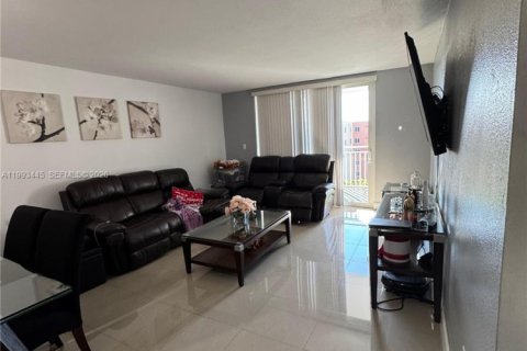 Condo in Hialeah, Florida, 2 bedrooms № 2057221 - photo 18