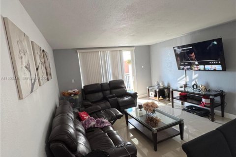 Condo in Hialeah, Florida, 2 bedrooms № 2057221 - photo 15